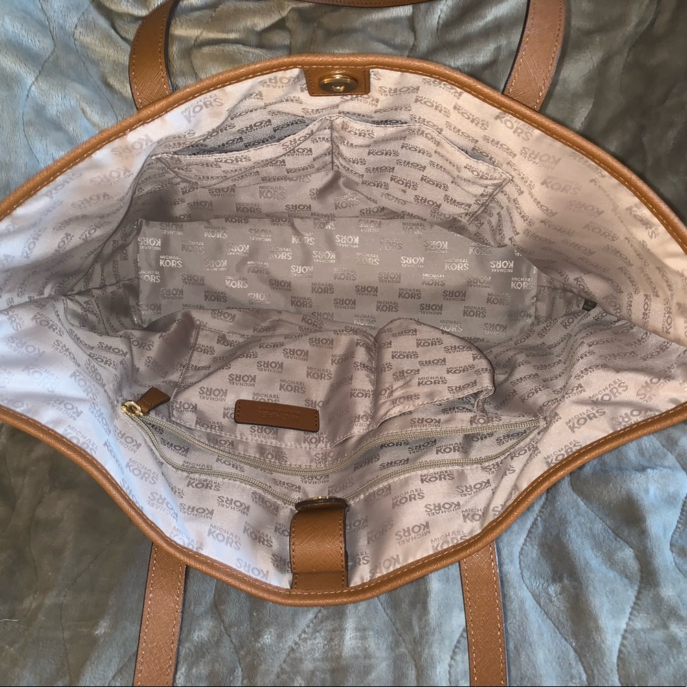 Michael Kors Large Tan Shoulder Bag - Picture 8 of 10